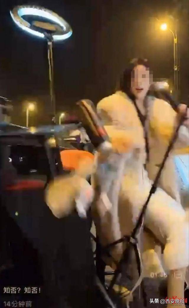 女主播凌晨马路边直播,拒绝宝马司机搭讪后被撞?警方:李某(男,48岁)被抓