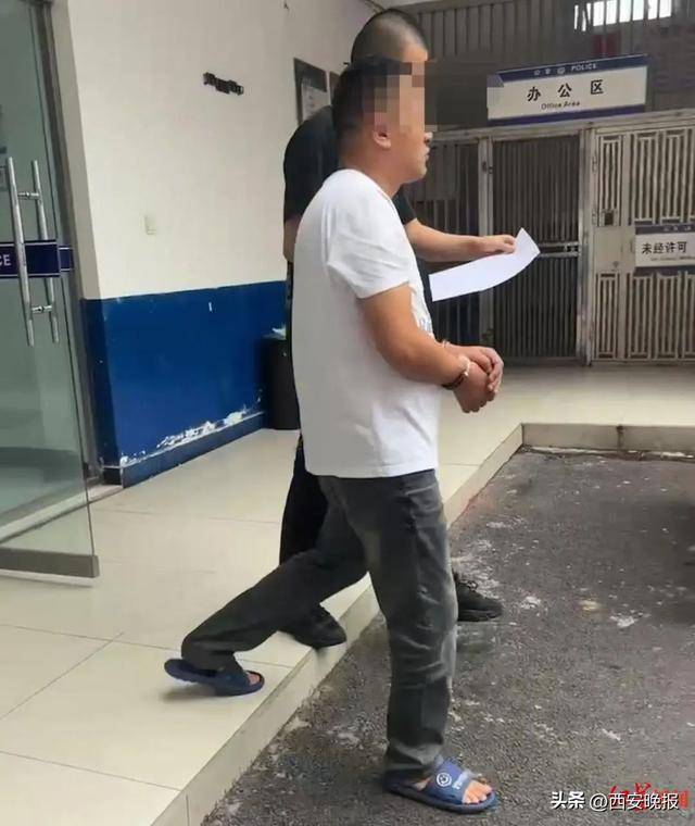 女主播凌晨马路边直播,拒绝宝马司机搭讪后被撞?警方:李某(男,48岁)被抓