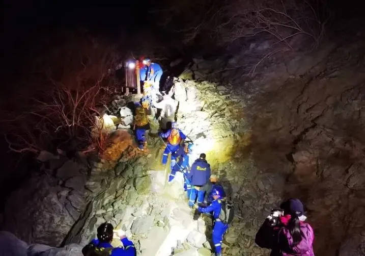 北京一男子带娃登山意外身亡!8岁孩子:以为爸爸只是睡着了