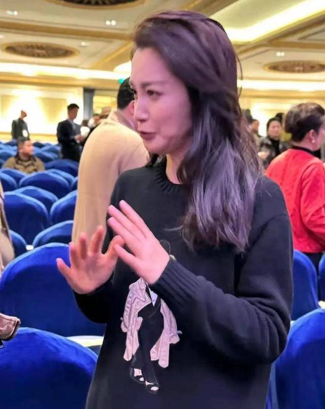 51岁李冰冰卸下"伪装",取出假体融掉玻尿酸,选择自然老去