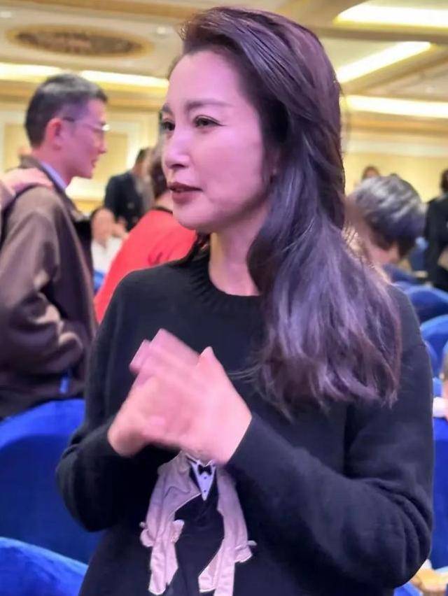51岁李冰冰卸下"伪装",取出假体融掉玻尿酸,选择自然老去