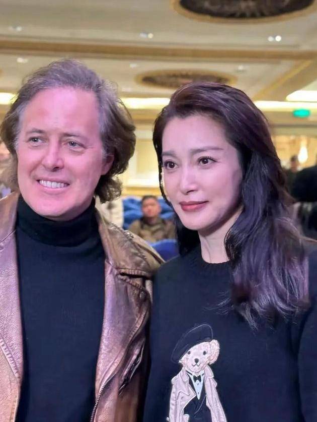51岁李冰冰卸下"伪装",取出假体融掉玻尿酸,选择自然老去