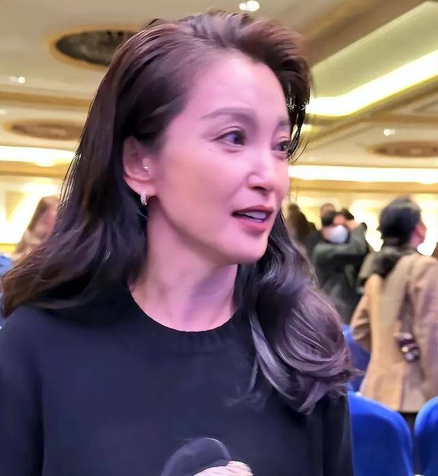 51岁李冰冰卸下"伪装",取出假体融掉玻尿酸,选择自然老去