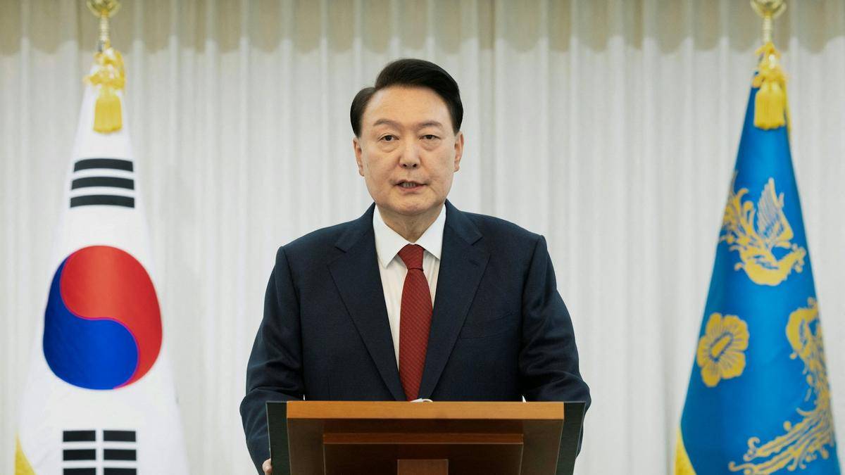 韩国政坛一夜大乱！150人冲进总统府，尹锡悦组织一万支持者拒捕