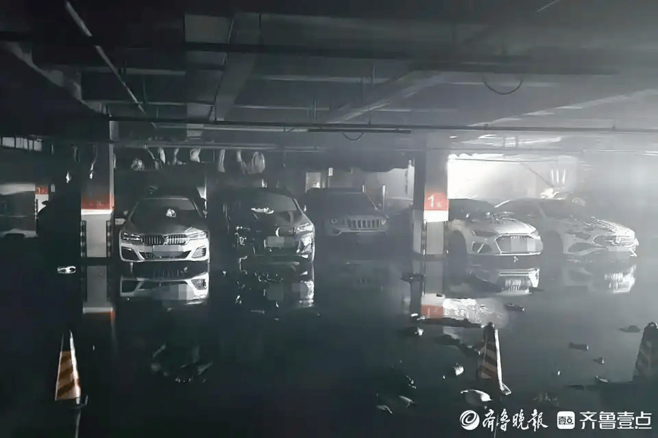 一小鹏汽车突然起火,小区17辆车完全或严重烧损,包括奔驰、宝马等豪华车!车企回应:涉事车曾加改装