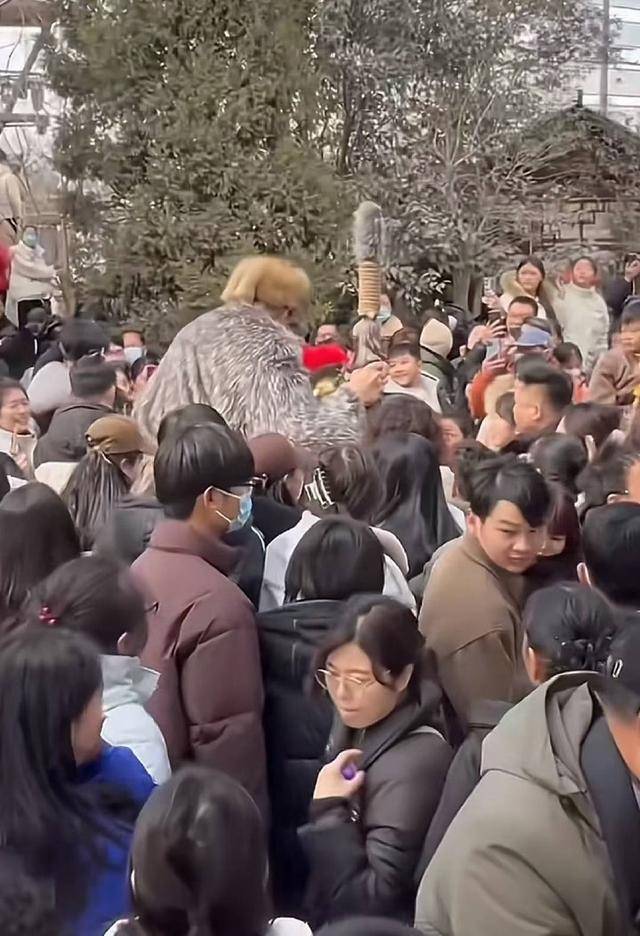 对话河南万岁山2米33“巨人”演员：没巨人症，睡3米床穿59码鞋