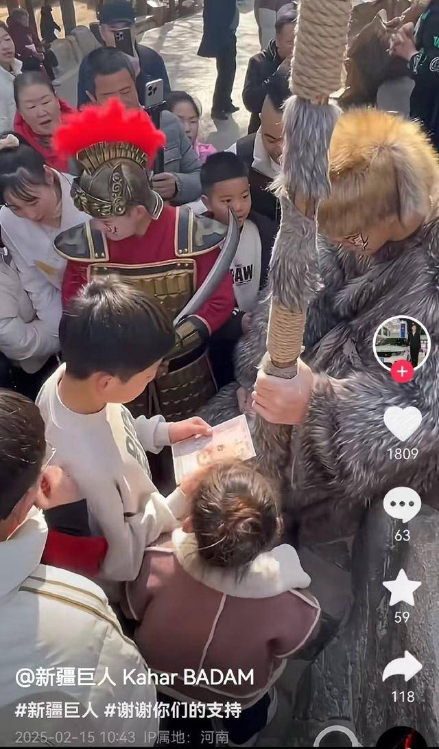 对话河南万岁山2米33“巨人”演员：没巨人症，睡3米床穿59码鞋