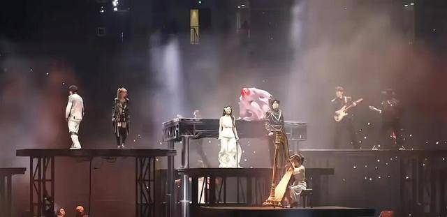演唱会突发意外!仅用3秒,华晨宇跳下故障升降台