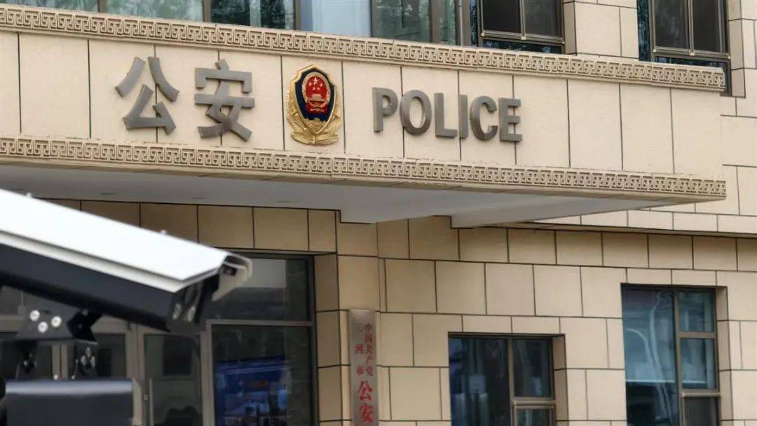 三河市回应“警徽改色”事件：最初是为适配墙体颜色，新警徽已更换完毕
