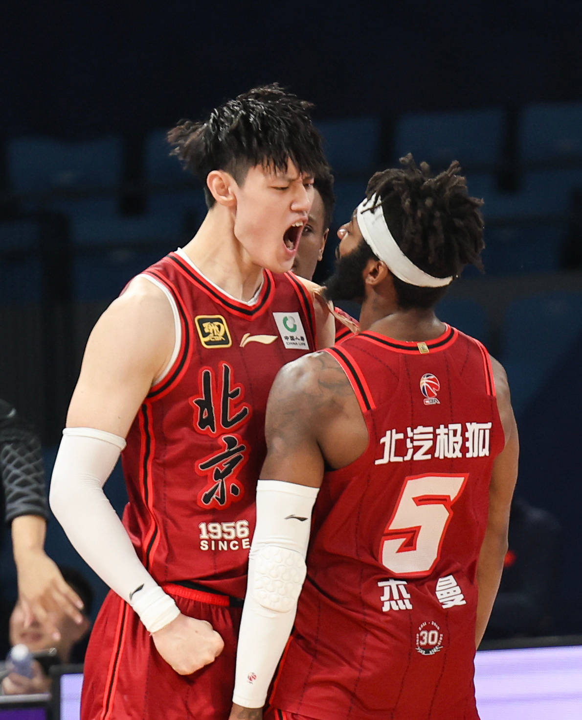 周琦15+6陈盈骏23分 曾凡博伤退北京2-0山西手握赛点