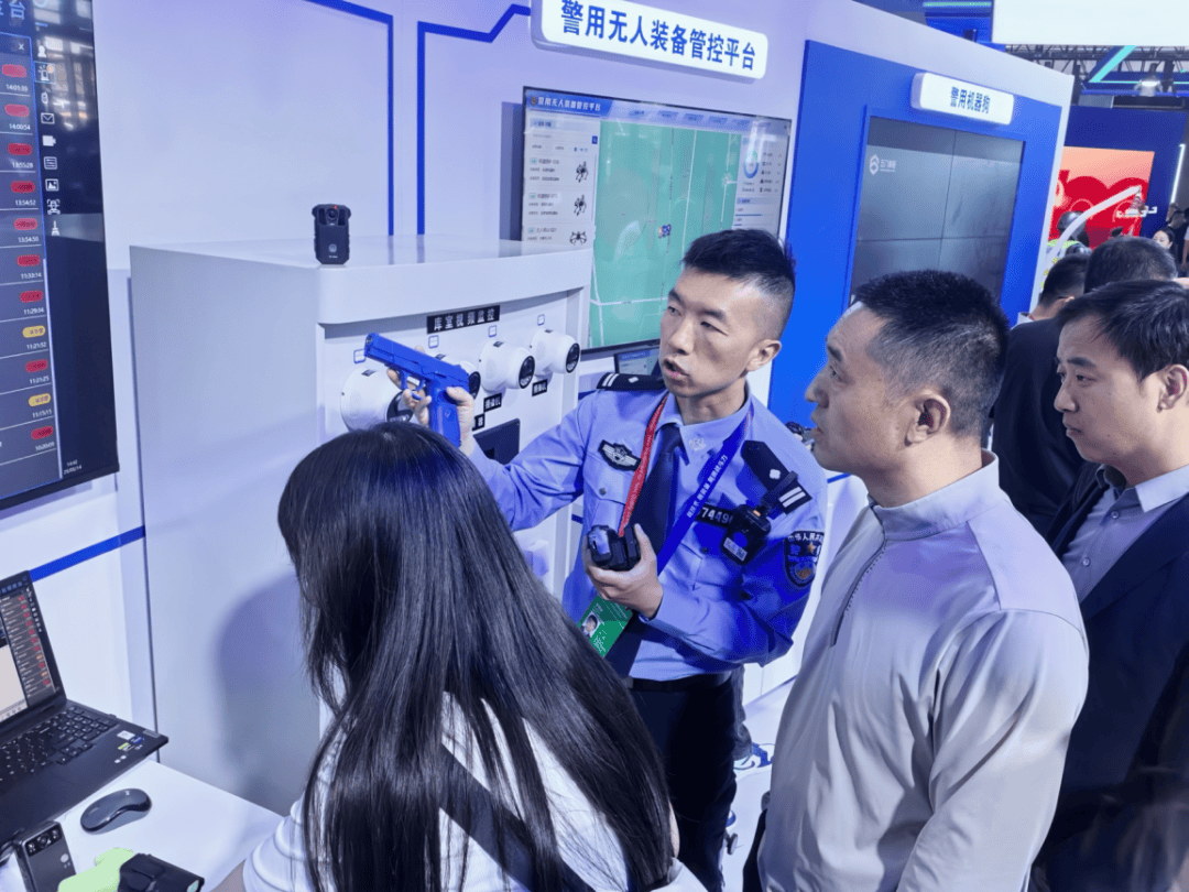 出圈!成都武侯公安自主研发“智能枪套”在警博会现场引围观