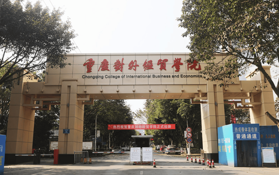 热闻|高校通报学生掉化粪池遇难!同学爆料:化粪池仅用板子盖住,再铺一层草皮美化