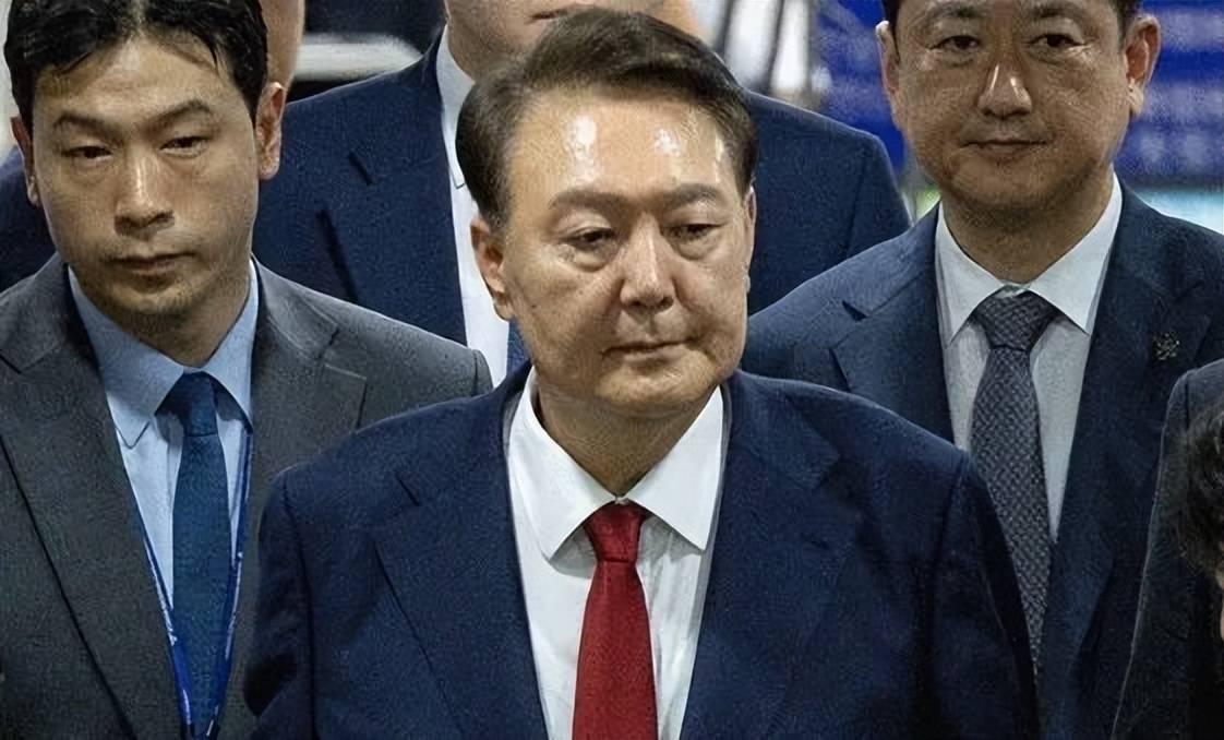 历任中最小！尹锡悦牢房面积仅6.6平方米，洗澡要去公共浴池；换上卡其色囚服