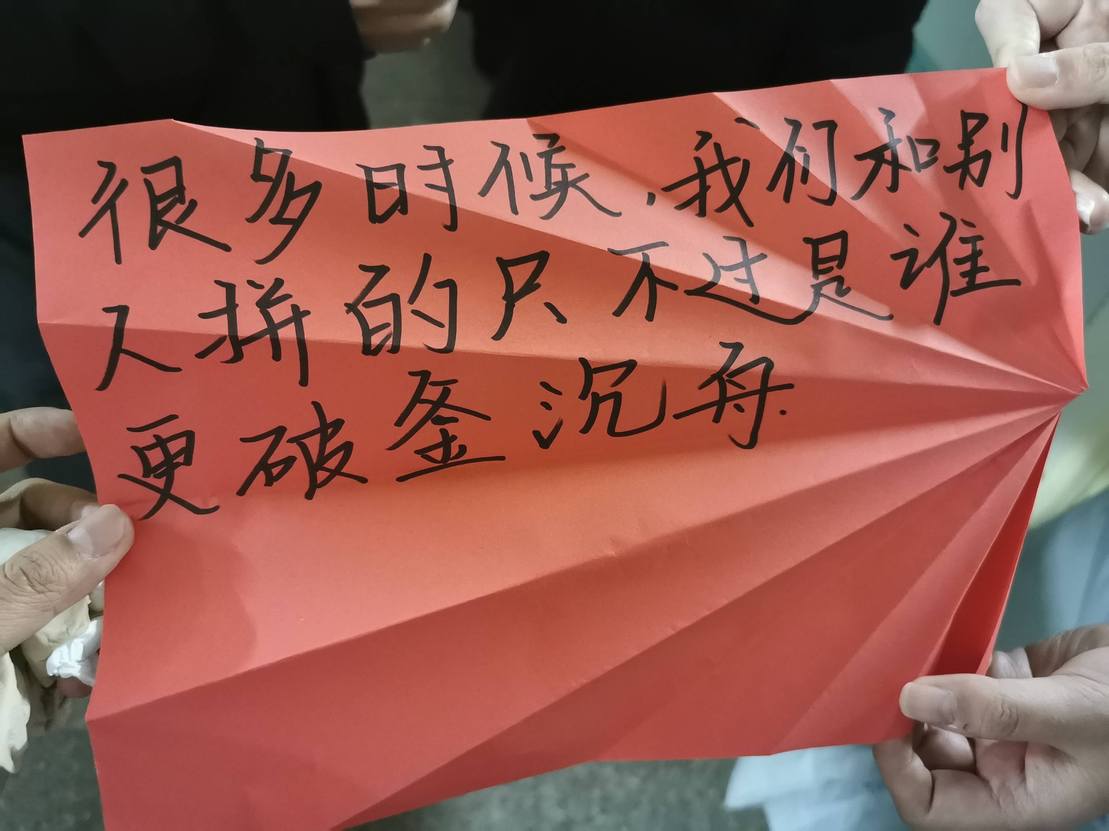 港大女博士放弃985回甘肃，研究县城“失败者”